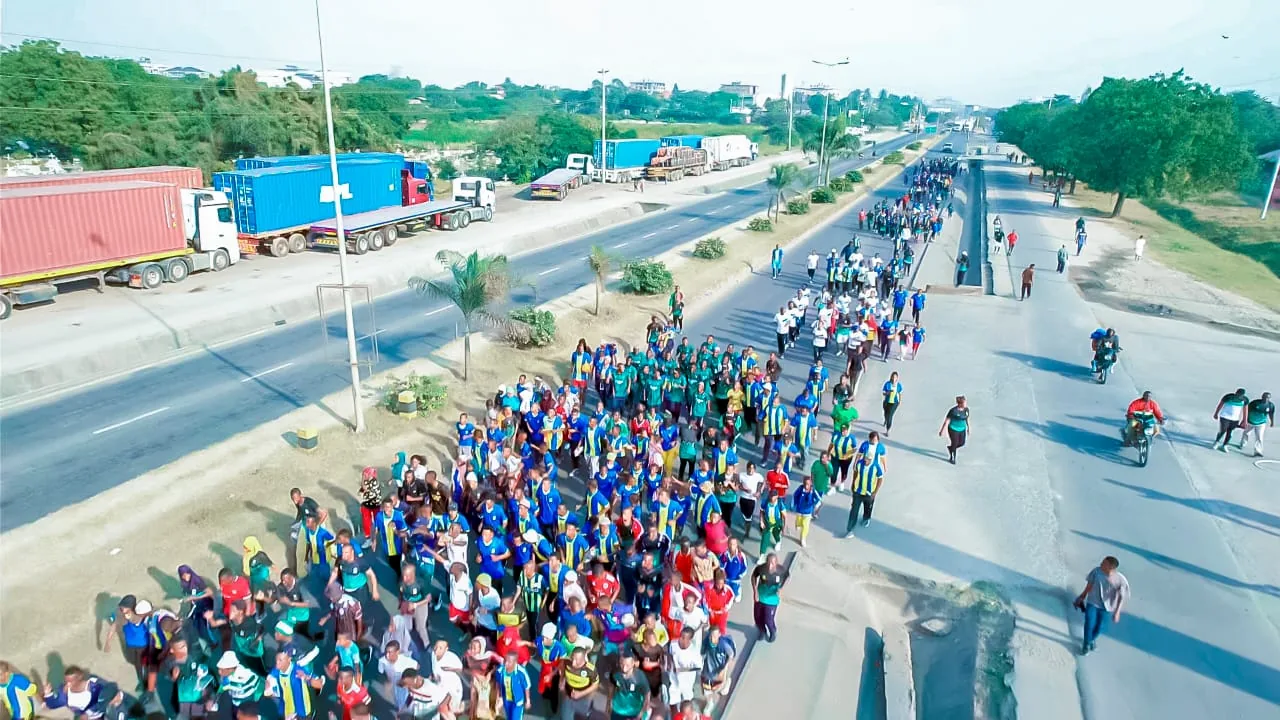 A large group of participants gathered for an outdoor campaign